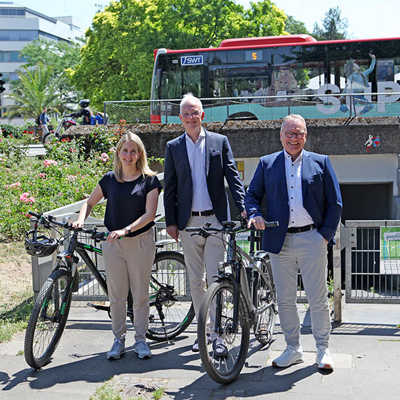 Bundestagsabgeordnete Verena Hubertz, OB Wolfram Leibe und SWT-Vorstand Arndt Müller (v. l.) vor der derzeit ungenutzten Unterführung nahe der Porta, in die die Fahrradgarage kommt.  Foto: SWT