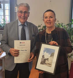 Bürgermeisterin Elvira Garbes schenkt Matthias Kapp ein Gemälde des Trierer Künstlers Mario Diaz Suarez