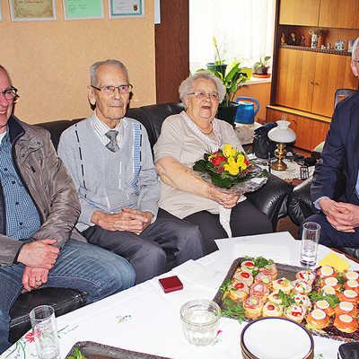 Johann und Gertrud Ahnen freuen sich über den Besuch von Oberbürgermeister Wolfram Leibe (r.) und Horst Erasmy, Ortsvorsteher in Trier-West/Pallien (l.), zur Feier ihrer Gnadenhochzeit. In ihrer Wohnung in der Hornstraße leben die Ahnens seit 1958.