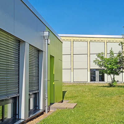 Das Nebengebäude der Grundschule (l.) steht auf dem unteren Teil des Grundstücks Richtung Wohngebiet.