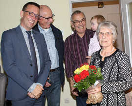 Beigeordneter Thomas Schmitt und Ortsvorsteher Horst Erasmy (v. l.) gratulieren Katharina und Paul Lüders zur Eisernen Hochzeit.