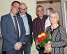 Beigeordneter Thomas Schmitt und Ortsvorsteher Horst Erasmy (v. l.) gratulieren Katharina und Paul Lüders zur Eisernen Hochzeit. Besonders stolz sind die Jubilare auf Urenkelkind Alice. 