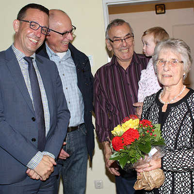 Beigeordneter Thomas Schmitt und Ortsvorsteher Horst Erasmy (v. l.) gratulieren Katharina und Paul Lüders zur Eisernen Hochzeit. Besonders stolz sind die Jubilare auf Urenkelkind Alice. 