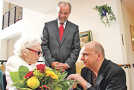 Maria Schmelzer freut sich über die Glückwünsche von Oberbürgermeister Klaus Jensen und Ortsvorsteher Dominik Heinrich (v. l.).