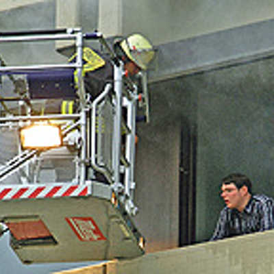 Während der Übung befreit ein Feuerwehrmann SWT-Mitarbeiter, deren Fluchtweg ins Freie versperrt ist. Foto: SWT
