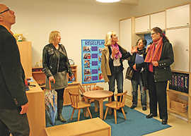 Kindergartenleiterin Karin Scholzen (Mitte) stellt Bürgermeisterin Angelika Birk (r.) und drei Ausschussmitgliedern eine Spielecke vor. Jede Kindergartengruppe ist nach einer Farbe benannt.