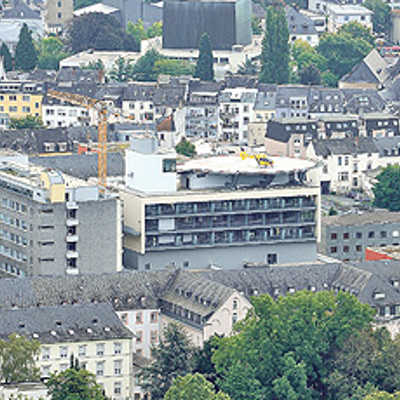 Blick vom Moselufer auf den neuen Gebäudetrakt des Mutterhauses (Mitte). Foto: Mutterhaus/Stefanie Radke