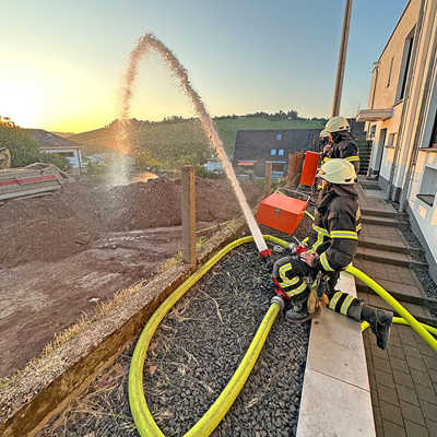 Die Bombe liegt in einem fünf Meter tiefen Loch. Dieses wird mit Sand bedeckt und per Feuerwehrspritze befeuchtet. Foto: Berufsfeuerwehr