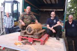 Marco Ofenstein (2.v.r.) und sein Team vom Kampfmittelräumdienst Rheinland-Pfalz mit der Bombe, die sie in nur 26 Minuten entschärfen konnten. Marco Ofenstein (2.v.r.) und sein Team vom Kampfmittelräumdienst Rheinland-Pfalz mit der Bombe, die sie in nur 26 Minuten entschärfen konnten.