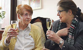 Mit einem Glas Sekt stößt Bürgermeisterin Angelika Birk mit Johanna Scheid auf ihren 100. Geburtstag an.