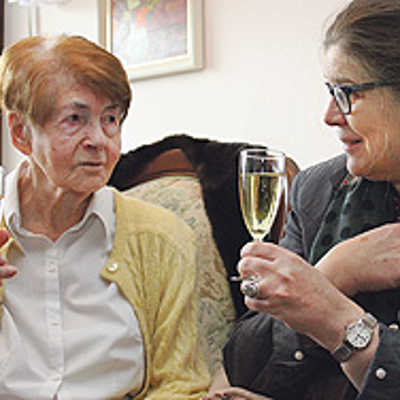 Mit einem Glas Sekt stößt Bürgermeisterin Angelika Birk mit Johanna Scheid auf ihren 100. Geburtstag an.