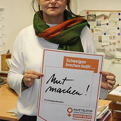 Frauenbeauftragte Angelika Winter stellt ein Plakat für die bundesweite Aktion vor. Unterstützer der Kampagne können sich damit fotografieren lassen und das Bild in den sozialen Medien veröffentlichen.