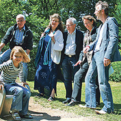 Peter Marmann, Angelika Birk, Grünflächenamtsleiter Franz Kalck, Kerstin Schorer-Hach und Stephan Zawar-Schlegel (Treffpunkt Am Weidengraben, v. l.) setzen sich für die Spielplatzpatenschaft ein.