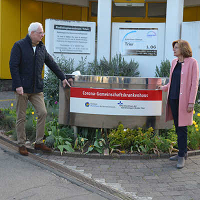 Anlaufstelle für CoVID-19-Patienten: Christian Sprenger, Malu Dreyer, Wolfram Leibe und Christian Weiskopf (v. r.) präsentieren das nagelneue Eingangsschild für das Corona-Gemeinschaftskrankenhaus in der Theobaldstraße.