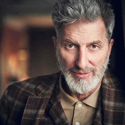 Schauspieler Rufus Beck schlüpft in verschiedene Rollen und verleiht dabei jeder Romanfigur einen ganz eigenen Charakter. Foto: Christian Kaufmann