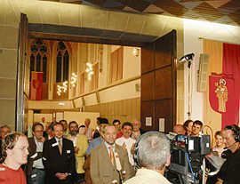 Live-Schaltung: Wahlsieger Jensen im Foyer vor dem Großen Rathaussaal beim Interview mit dem Südwest-Rundfunk.