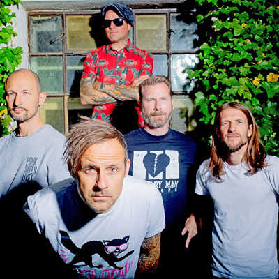 Die „Donots“ mit Frontmann Ingo Knollmann (vorne) sind bekannt für ihre schweißtreibenden und stimmungsvollen Live-Shows. Foto: Danny Koetter