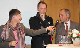 Rita Schneider-Zuche im Gespräch mit OB Klaus Jensen (rechts)  und Professor Philipp Sandermann von der Uni Trier. Foto: Caritas