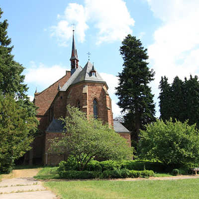 Das denkmalgeschützte Kloster mit angebauter Kapelle (vorne) prägt das Ortsbild von Olewig. Foto: Stadtplanungsamt
