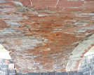 Als „Aussinterung“ werden im Fachjargon diese durch Feuchtigkeit verursachten Schäden an der Unterseite eines Gewölbes der Römerbrücke bezeichnet. Foto: Tiefbauamt