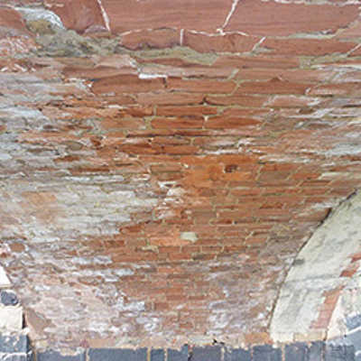 Als „Aussinterung“ werden im Fachjargon diese durch Feuchtigkeit verursachten Schäden an der Unterseite eines Gewölbes der Römerbrücke bezeichnet. Foto: Tiefbauamt