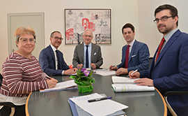 Ein Arbeitstreffen für die Region und für den europäischen Gedanken (von links): Laurence Ball (Geschäftsführerin EuRegio SaarLorLux+), Joachim Weber (Bürgermeister Stadt und Verbandsgemeinde Konz), Wolfram Leibe (Oberbürgermeister der Stadt Trier), Matthias Berntsen (Referent des Oberbürgermeisters) und Michael Sohn (Geschäftsführer QuattroPole) Ein Arbeitstreffen für die Region und für den europäischen Gedanken (von links): Laurence Ball (Geschäftsführerin EuRegio SaarLorLux+), Joachim Weber (Bürgermeister Stadt und Verbandsgemeinde Konz), Wolfram Leibe (Oberbürgermeister der Stadt Trier), Matthias Berntsen (Referent des Oberbürgermeisters) und Michael Sohn (Geschäftsführer QuattroPole)