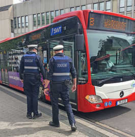 Reinhard Regneri und Philipp Wengler vom Kommunalen Vollzugsdienst des Ordnungsamts informieren den Busfahrer über die Kontrolle, bevor sie durch die Hintertür einsteigen und überprüfen, ob alle Fahrgäste Masken tragen. 