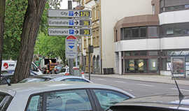  Das Parkleitsystem konkurriert im Stadtverkehr mit vielen anderen Schildern, die hier an der Kaiserstraße sogar scheinbar widersprüchliche Informationen aussenden. 