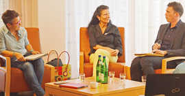 Jugendamtsleiter Carsten Lang diskutiert mit Daniela Kobelt-Neuhaus (Karl-Kübel-Stiftung) und Moderatorin Andrea May.