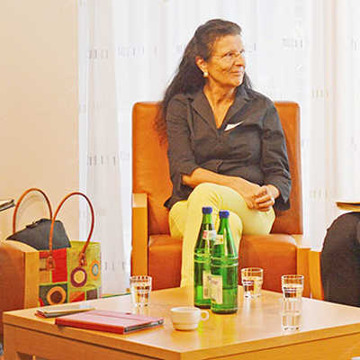 Jugendamtsleiter Carsten Lang (rechts) diskutiert mit Daniela Kobelt-Neuhaus (Karl-Kübel-Stiftung/Mitte) und Moderatorin Andrea May. Foto: Martin Seng