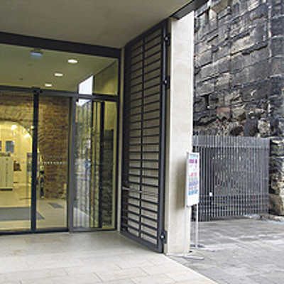 Der neugestaltete gemeinsame Eingangsbereich für das Stadtmuseum  und die Porta Nigra (rechts). Foto: Stadtmuseum