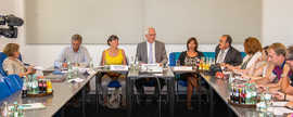 OB Wolfram Leibe, Barbara Beckmann-Roh (Geschäftsführerin Saarländischer Städte- und Gemeindetag), Henri Kox (Bürgermeister Remich), Ulrike Höfken (Umweltministerin Rheinland-Pfalz), Daniela Schlegel-Friedrich (Landrätin Kreis Merzig-Wadern) und Arnold Schmitt (Beigeordneter Landkreis Trier-Saarburg) während der Pressekonferenz im Trierer Rathaus. OB Wolfram Leibe, Barbara Beckmann-Roh (Geschäftsführerin Saarländischer Städte- und Gemeindetag), Henri Kox (Bürgermeister Remich), Ulrike Höfken (Umweltministerin Rheinland-Pfalz), Daniela Schlegel-Friedrich (Landrätin Kreis Merzig-Wadern) und Arnold Schmitt (Beigeordneter Landkreis Trier-Saarburg) während der Pressekonferenz im Trierer Rathaus.