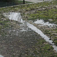 Das Wasser steht auf dem Vordach des Theater-Haupteingangs.