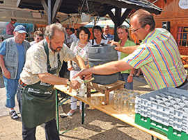 Unterstützt von Festwirt Fredi Zündorf (rechts) zapft Ortsvorsteher Hans-Alwin Schmitz die ersten Biere des Volksfestes. Foto: Rolf Lorig