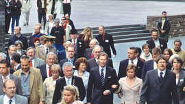 Ruth Mereien-Gürke (rechts) im Einsatz als Protokollchefin beim Besuch des luxemburgischen Großherzogpaars (Mitte) im Juni 2005.