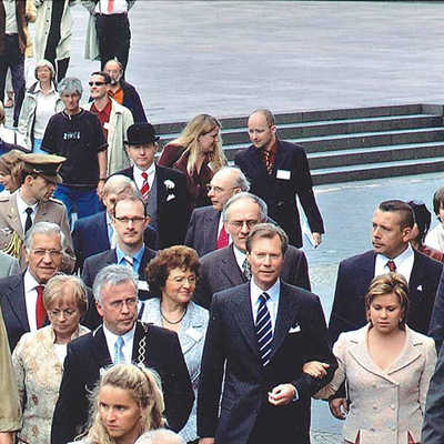 Ruth Mereien-Gürke (rechts) im Einsatz als Protokollchefin beim Besuch des luxemburgischen Großherzogpaars (Mitte) im Juni 2005. Das Bild zeigt die königlichen Hoheiten auf dem Weg zur Basilika. 