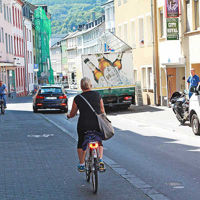 Diese Situation in der Bollwerkstraße könnte sich ähnlich auch in der benachbarten Karl-Marx-Straße abspielen: Parkende und fahrende Autos kommen sich auf engem Raum mit Radfahrern in die Quere, die auf den Gehweg ausweichen müssen.