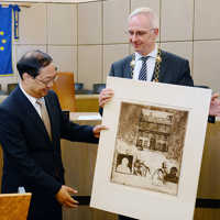 OB Leibe überreicht  dem Botschafter eine Radierung von Klaus Swoboda mit dem Motiv Karl-Marx-Haus