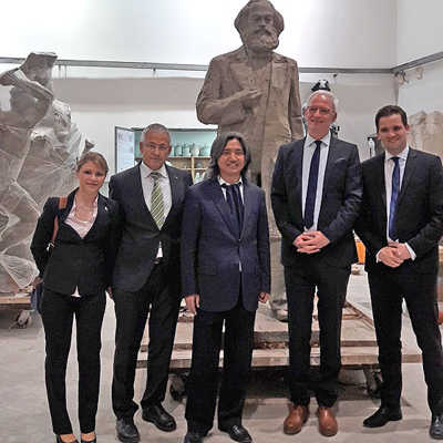 Elisa Limbacher, Rudolf Müller, Wu Weishan, OB Wolfram Leibe und Tobias Reiland (von links) posieren in Wu Weishans Werkstatt vor dem Tonmodell der Karl-Marx-Statue.