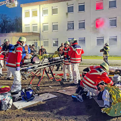 Brandbekämpfung und Erste Hilfe: Über 150 Personen waren bei der Übung der Feuerwehr in Trier-Euren im Einsatz.