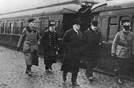 Ankunft der deutschen Waffenstillstandsdelegation um Matthias Erzberger am Trierer Hauptbahnhof.