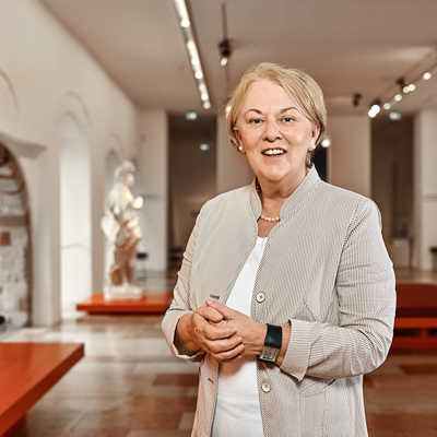 Direktorin Dr. Elisabeth Dühr im Trebeta-Saal im Erdgeschoss des Stadtmuseums. Foto: Hufnagl