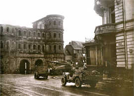 US-Militärkolonne an der Porta Nigra im März 1945