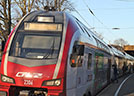 Ein Doppelstockzug der luxemburgischen Linie CFL hält auf dem Bahnhof in Trier-Süd. Diese Station ist besonders interessant für Pendler aus Trier-Süd und Heiligkreuz. 