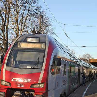 Ein Doppelstockzug der luxemburgischen Linie CFL hält auf dem Bahnhof in Trier-Süd. Diese Station ist besonders interessant für Pendler aus Trier-Süd und Heiligkreuz. 