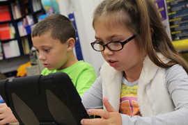 Kinder lernen mit Tablet-Computern