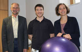 Monika Serwas (Brüderkrankenhaus), Physiotherapie-Student Michael Kratz und Professor Andreas Künkler (Hochschule Trier, links).