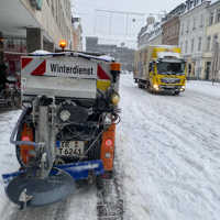 Lastwagen in der verschneiten Simeonstraße