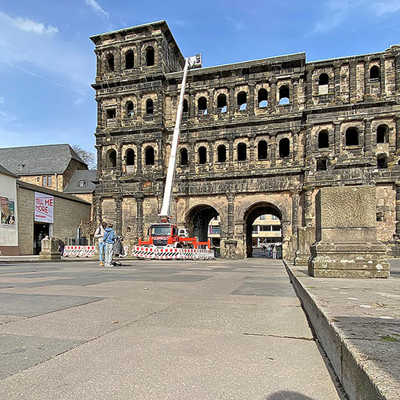 Der vielfach beschädigte Pflasterbelag des Porta-Nigra-Vorplatzes wird der Bedeutung des Weltkulturerbes nicht mehr gerecht.