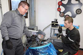 Eigens für den neuen Arbeitsbereich von Philipp Mayer (rechts) hat Thorsten Hoffmann ein Reparaturgerät für Autofelgen angeschafft.